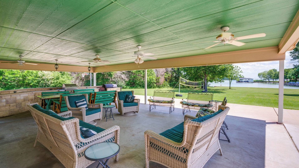Kerens House | Sunrise Cove RC LLC: Lakefront Home w/2 Casitas!