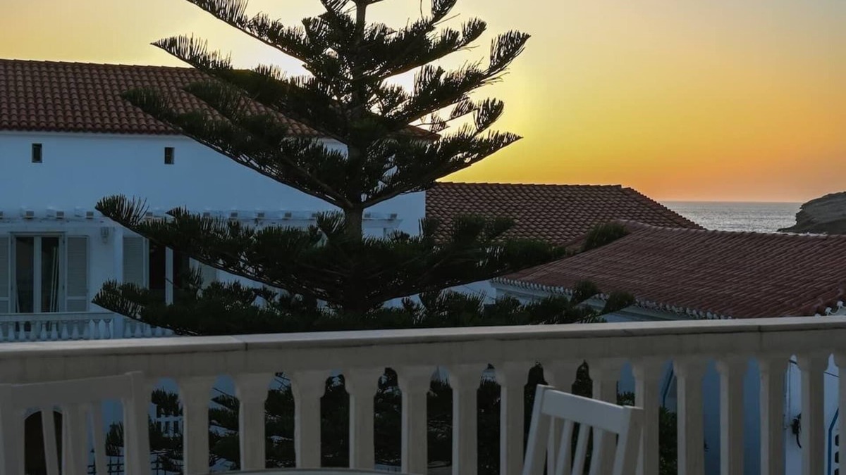 Paleopolis Apartment | Sunrise Getaway w Sea Views