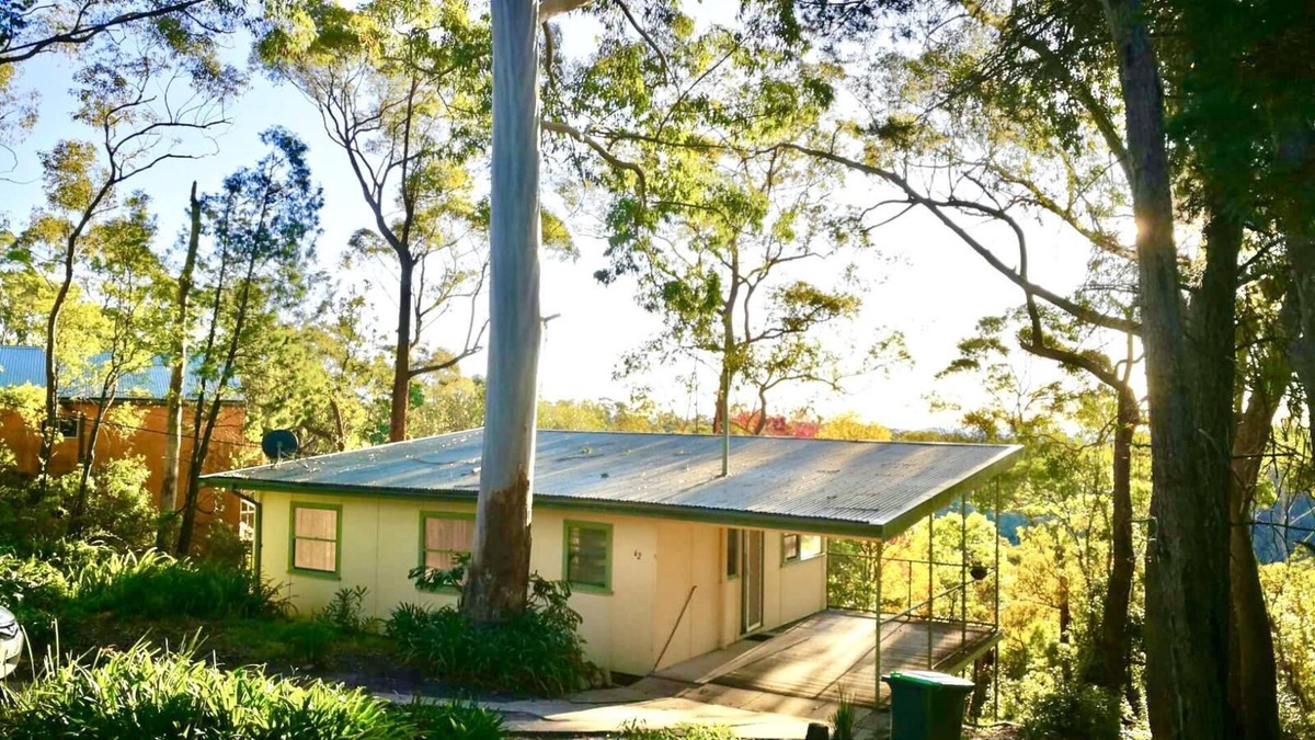 Linden House | Sunrise Lodge - Private Cosy Lodge Set on Bush Block with Expansive Panoramic Views