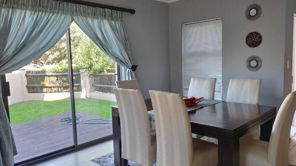 Krugersdorp Villa | Sunrise Mountain Views