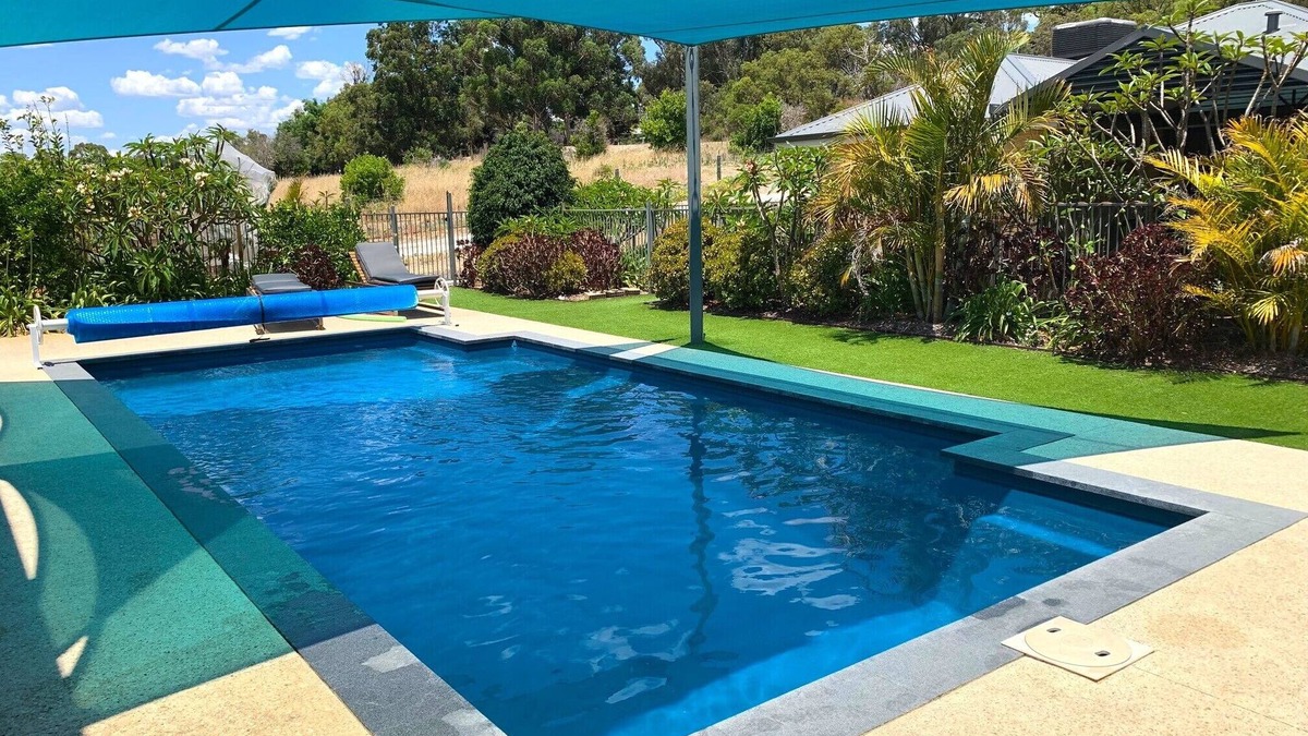 Wanneroo House | Sunrise Retreat -beautiful holiday home with shared pool