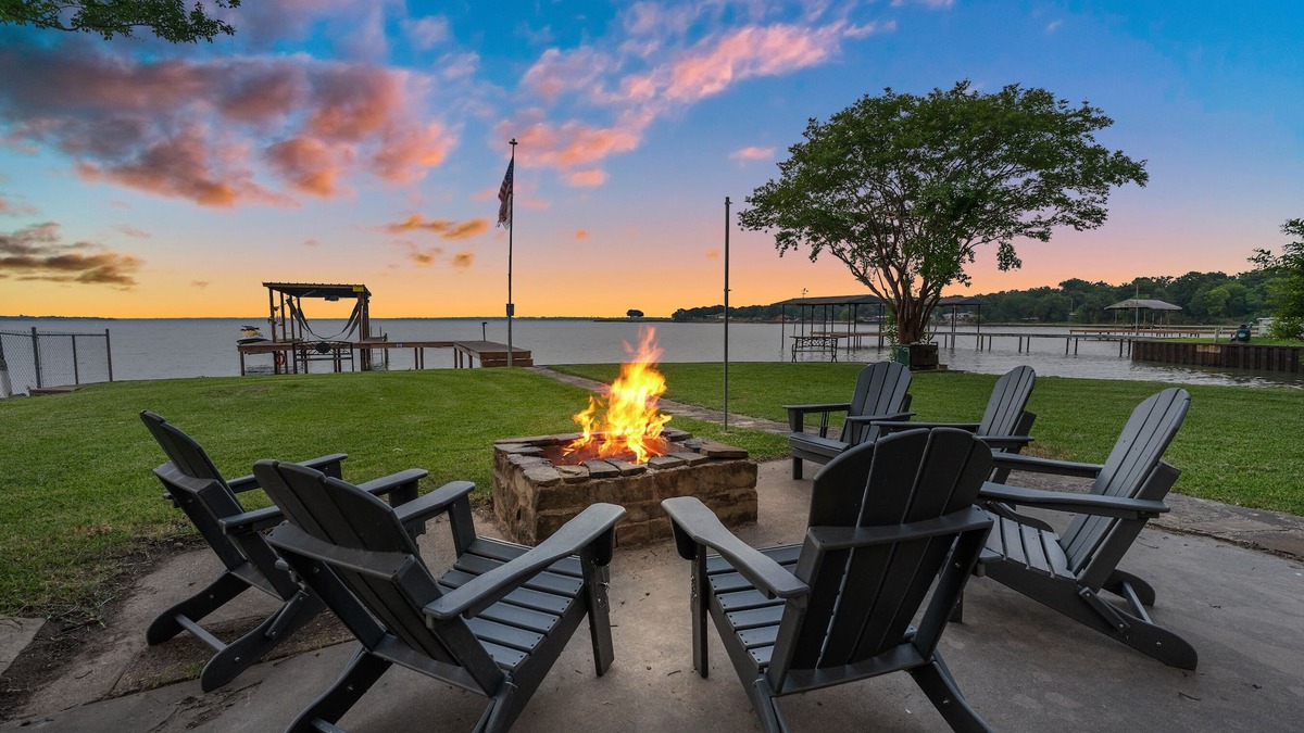 Kemp Cottage | Sunrise Retreat @ Cedar Creek Lake! Hot tub, kayak, SUP, firepit, fishing