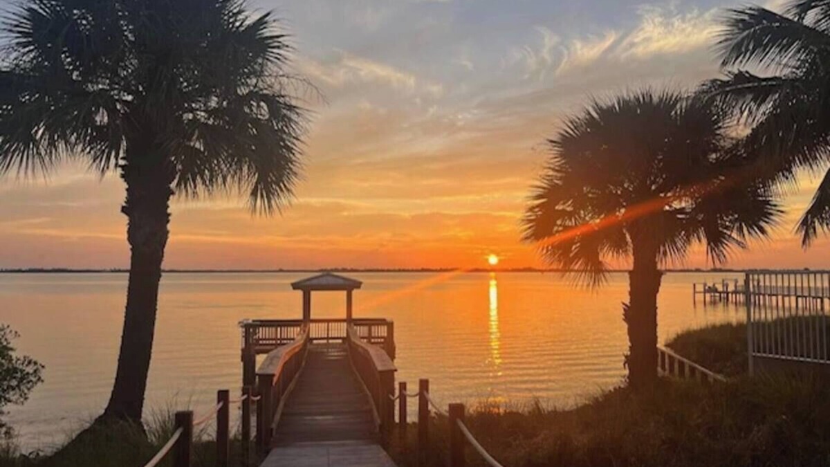 Jensen Beach House | Sunrise & River Views * Fishing Access *Gym*Pool* Promo: 50% off 3rd night!