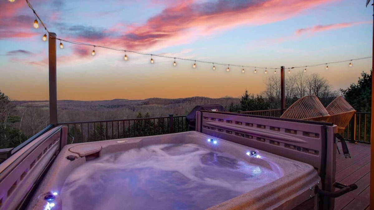 Knox Dale RV Rental | Sunrise Sanctuary |Modern Yurt w/Hot Tub, Stargazing Loft & Mountain Views