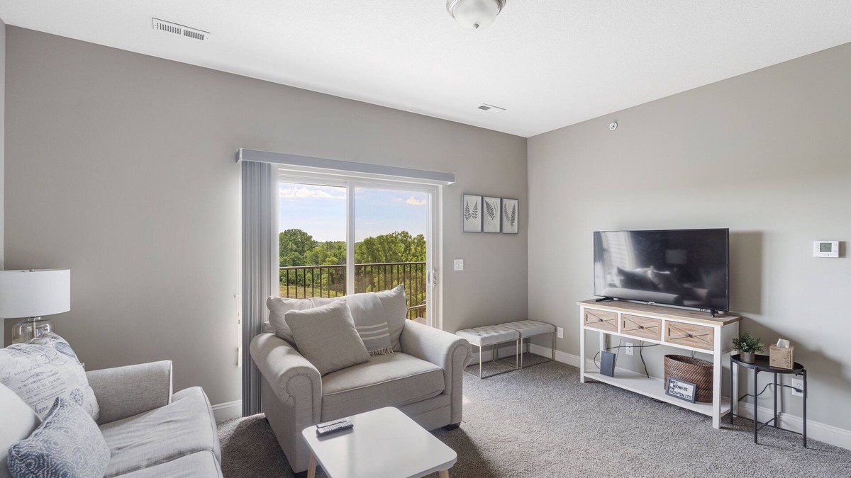 West Des Moines Apartment | Sunrise Serenity w/Balcony and Garage