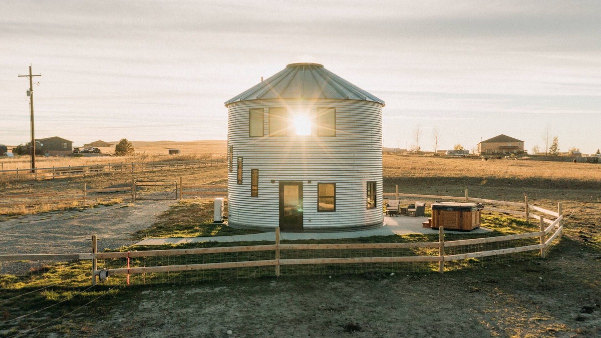 Manhattan House | Sunrise Silo - Luxury stay near Bozeman, Montana.