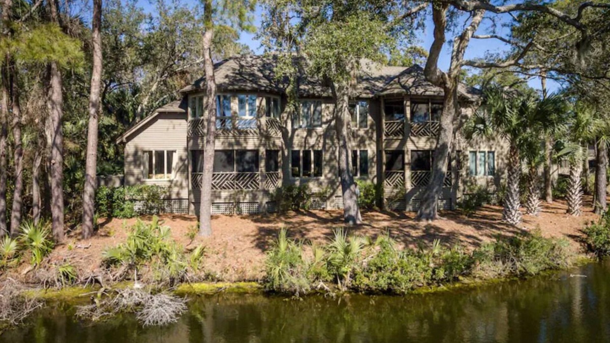 Kiawah Island Villa | Sunroom with lagoon views to enjoy nature! Discounts for long, off-season stays!