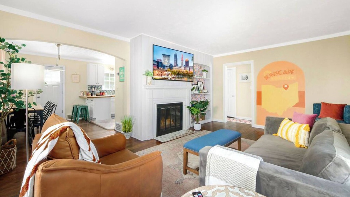 South Euclid House | Sunscape Bungalow: Themed Rooms, Library/Office, 20 min Downtown, Wifi, Games WD