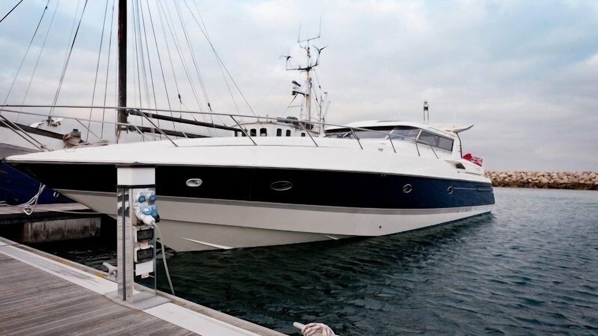 Portland Boat Rental | Sunseeker Renagade 60ft in Weymouth. Perfect to explore the Jurassic Coast.