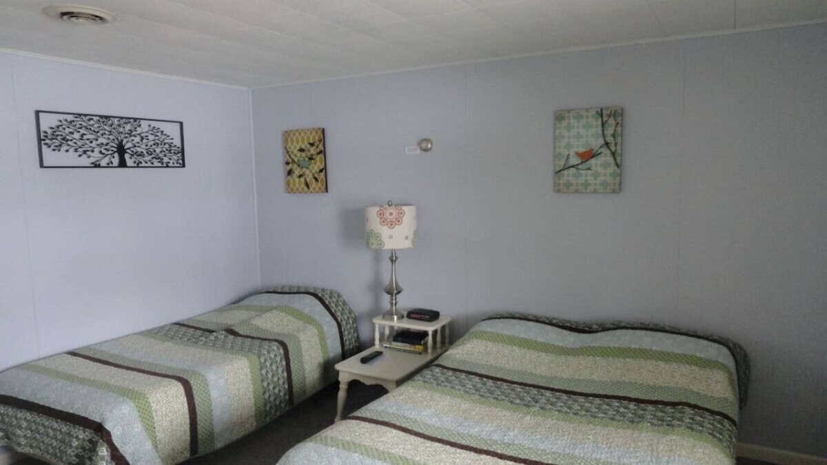 Hudson Hotel | Sunset Acres Motel - Room 6
