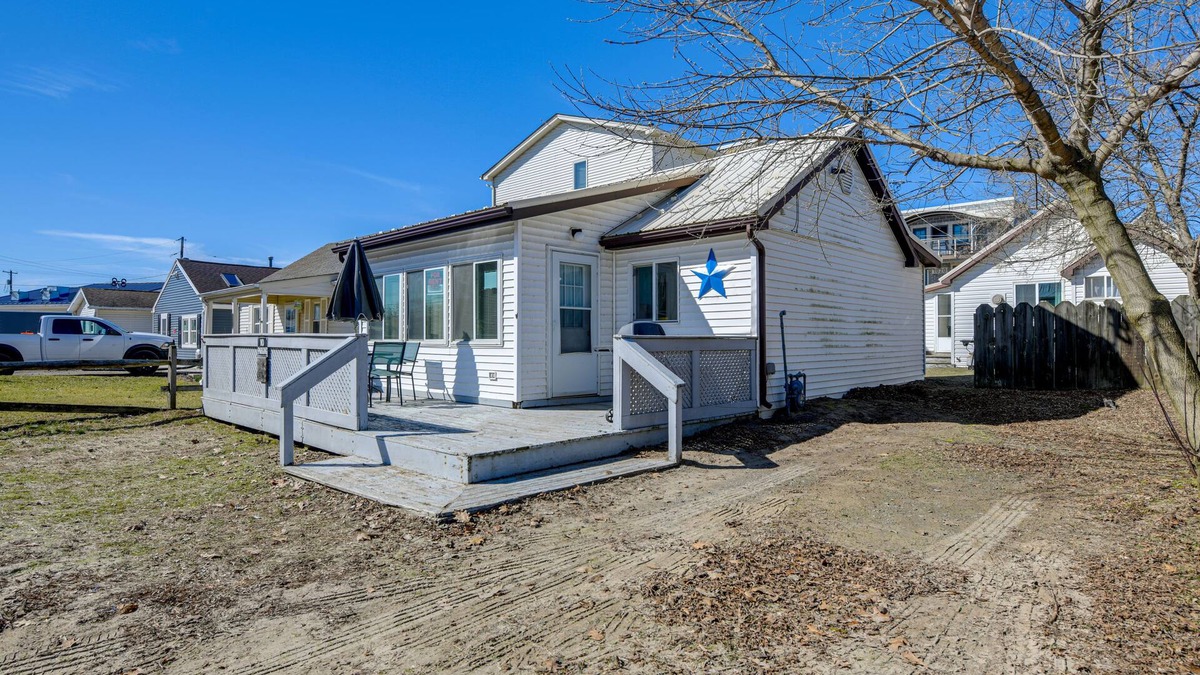 Irving Cottage | Sunset Bay Cottage: Walk to Lake Erie & Beach!