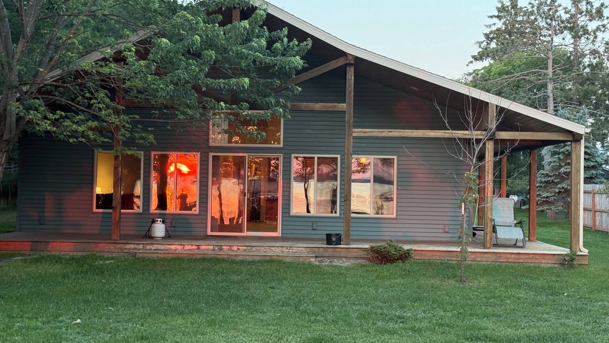 Perham Cabin | SUNSET BEACH CABIN - Charming 2-bedroom home INCLUDES PONTOON RENTAL!