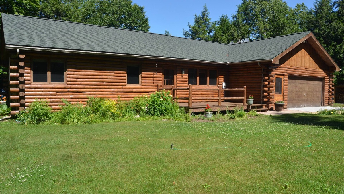 Manistique House | Sunset Beach - Log Home on Beautiful Indian Lake