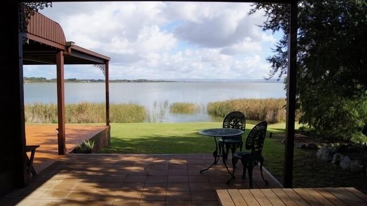 Alexandrina Cottage | Sunset Cottage. Absolute Waterfront with Beautiful Sunset Views