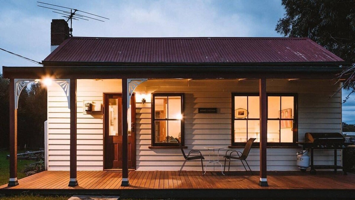 Portarlington House | Sunset Cottage by the Bay, With Fire, Pet Friendly