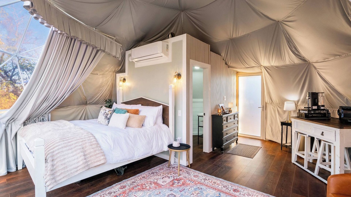 Hopkins County House | Sunset Dome at Grace Acresn
