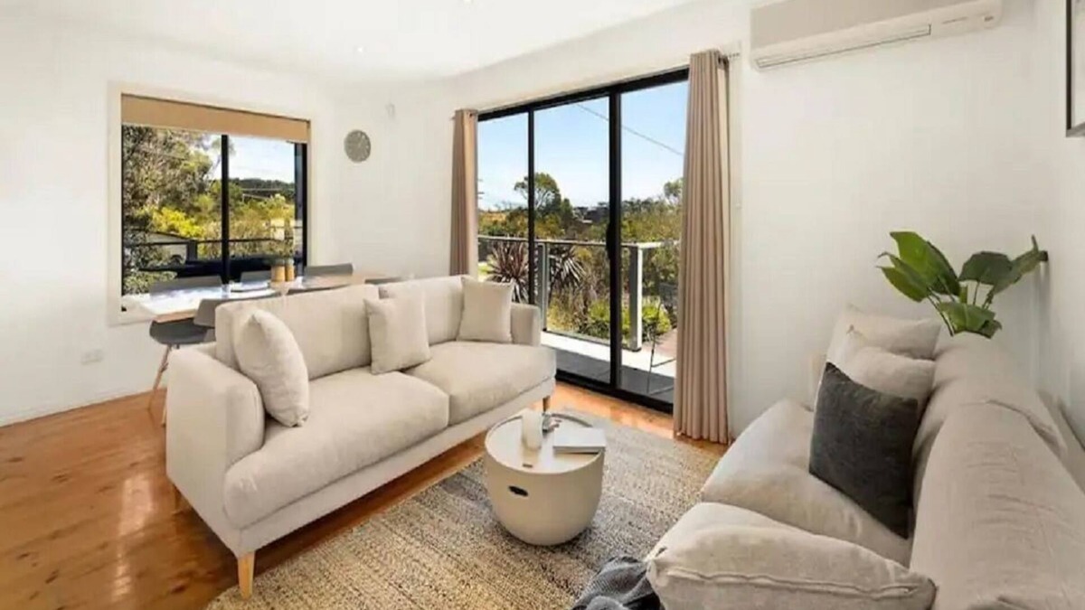 Sunset Strip House | Sunset Dreamery | NBN| 2 living rooms | 2 outdoor spaces | Family home