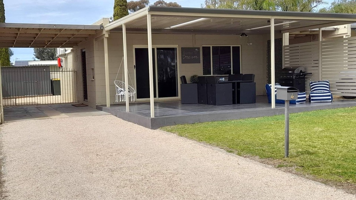Barmera Cottage | "Sunset Dreamz" Lake front accommodation with 180 degree Lake Bonney views