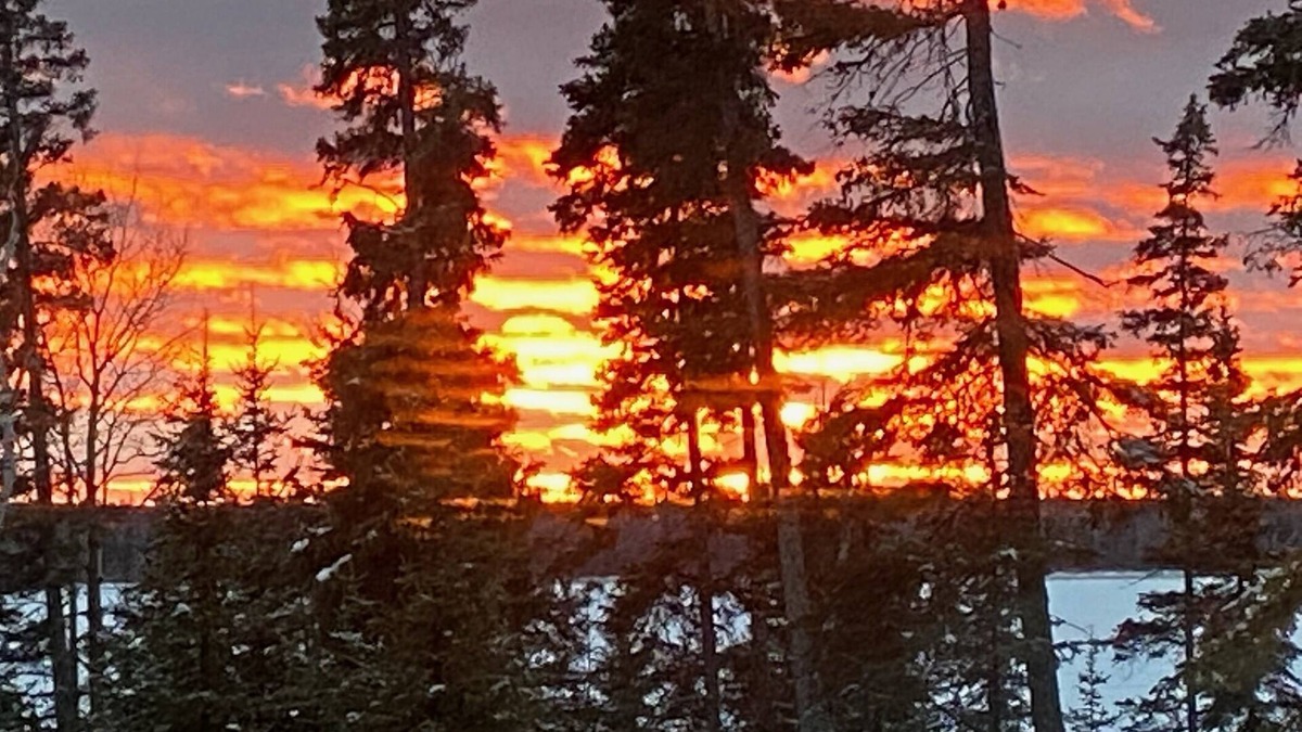 Candle Lake Cottage | Sunset Escape! Spacious and Private Waterfront Retreat.