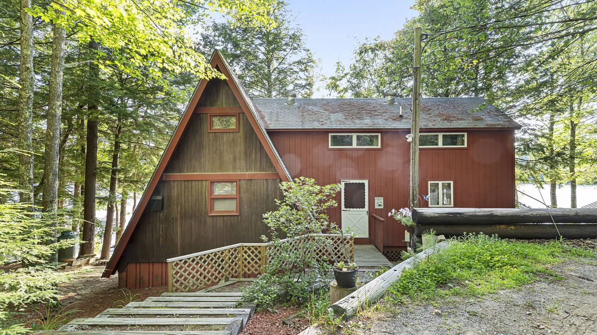 Barrington House | Sunset-Facing Cottage on Mendums Pond in Barrington, NH