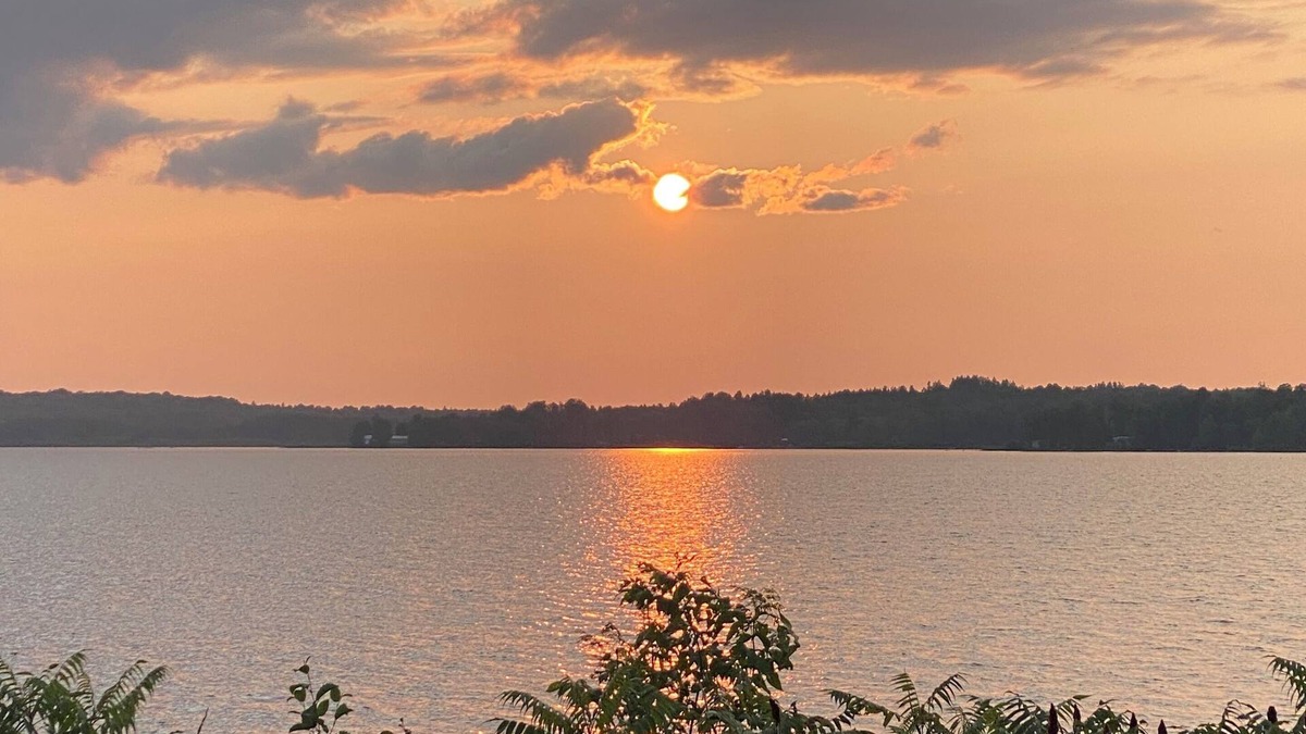 Chisholm House | Sunset Haven in Charming Bungalow on Peaceful Wasi Lake