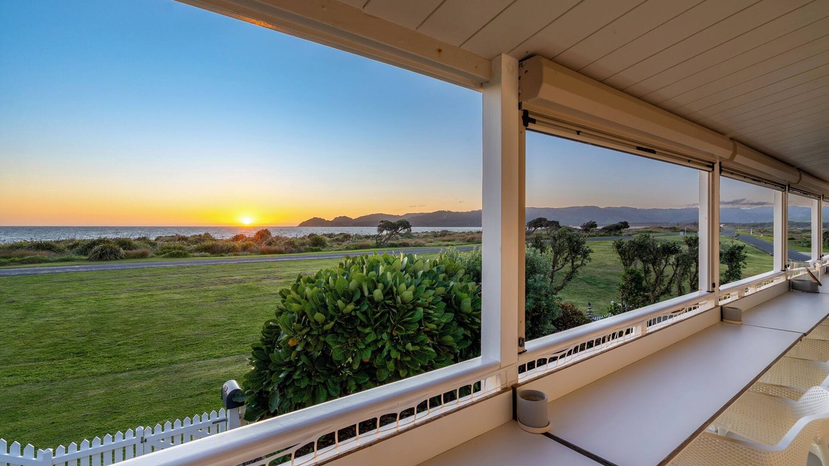 Mahia House | Sunset Haven - Mahia Holiday Home