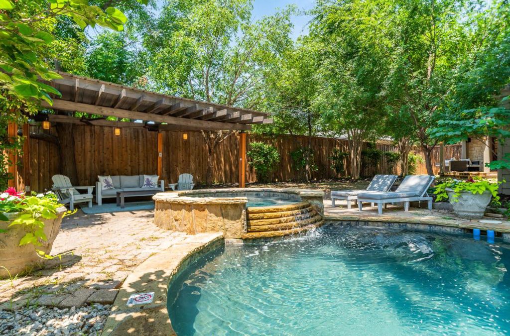 Oak Cliff House | Sunset House - Luxury Pool and Hot Tub Retreat