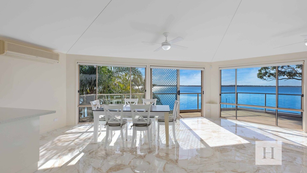 Toukley House | Sunset Lakehouse - Waterfront with Jetty
