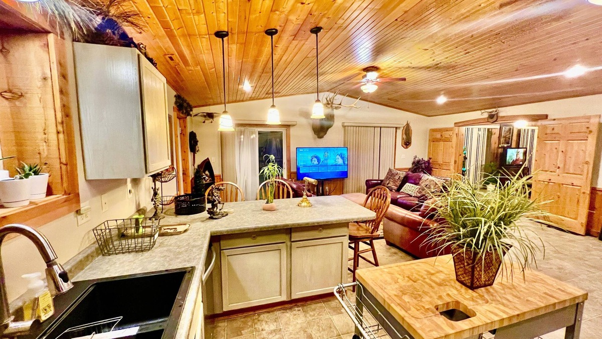 Harpers Ferry Cabin | Sunset Lodge w/Hot Tub & Pool. 9 Bedrooms