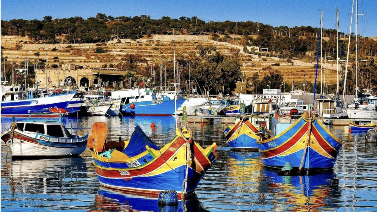 Madliena Apartment | Sunset Modern Apt - Near Beach, Wifi & Cable TV