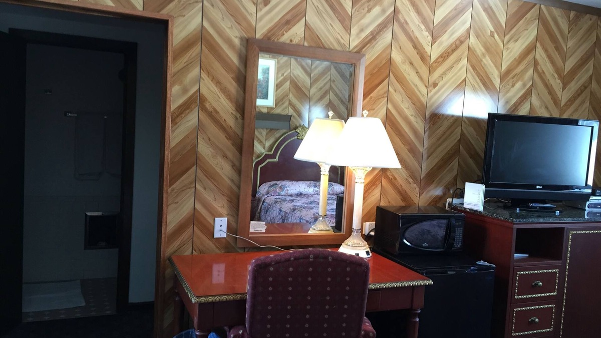 Lake Bluff Hotel | Sunset Motel