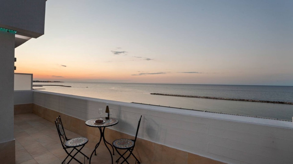 Municipio 3 Apartment | Sunset over the sea Bari Apartment in airport area