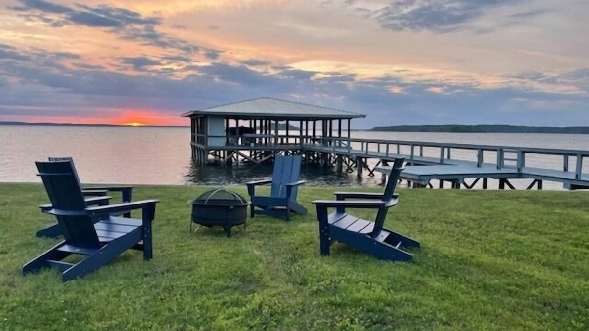 Zwolle House | Sunset Paradise: Cozy waterfront home with amazing lake views