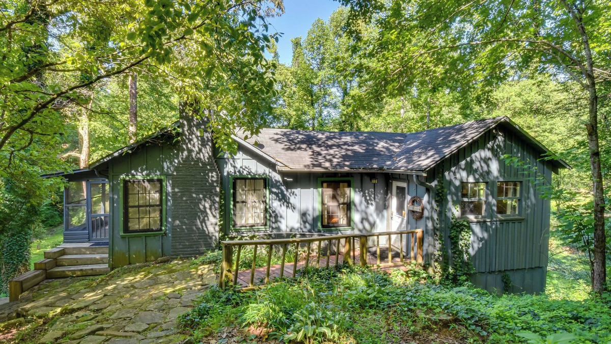 Rocky Bottom Cottage | Sunset Rental Cottage Near Table Rock State Park!