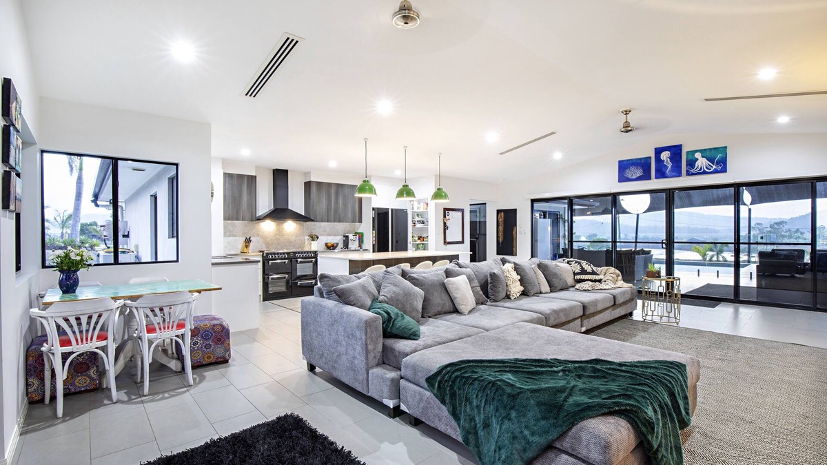 Sugarloaf House | Sunset Retreat Family Getaway, close to Airlie Beach, five bedrooms on acreage