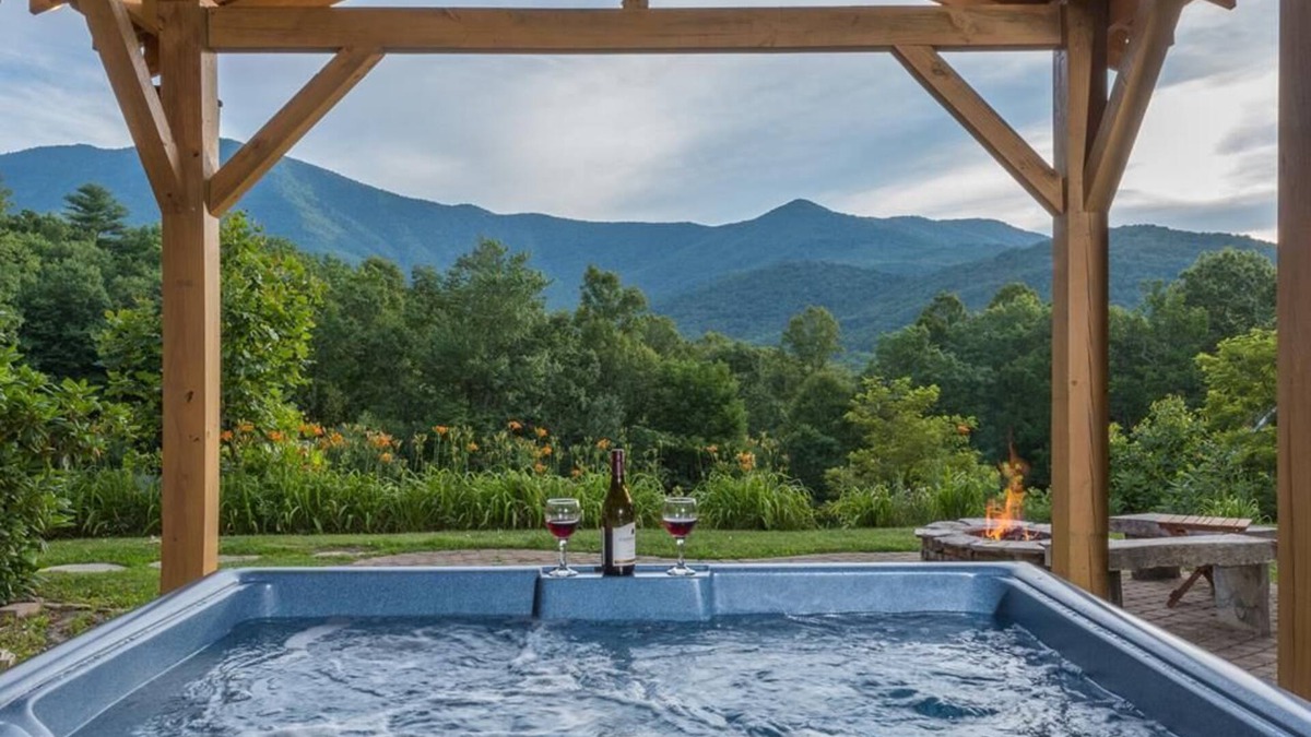 Burnsville Cabin | Sunset Ridge! Hot tub+Fire Pit+Grill, WiFi, Mtn Views, Easy Access, Nearby Town!