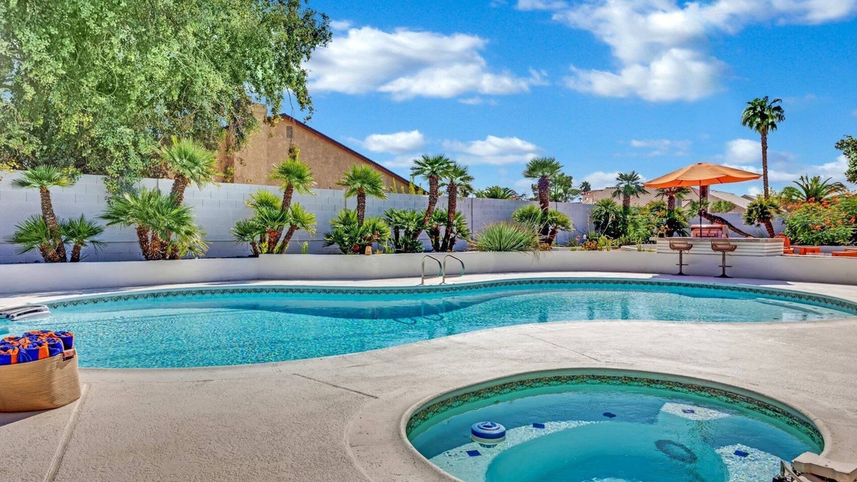 Paradise House | Sunset Royale - The Ultimate Vegas Getaway