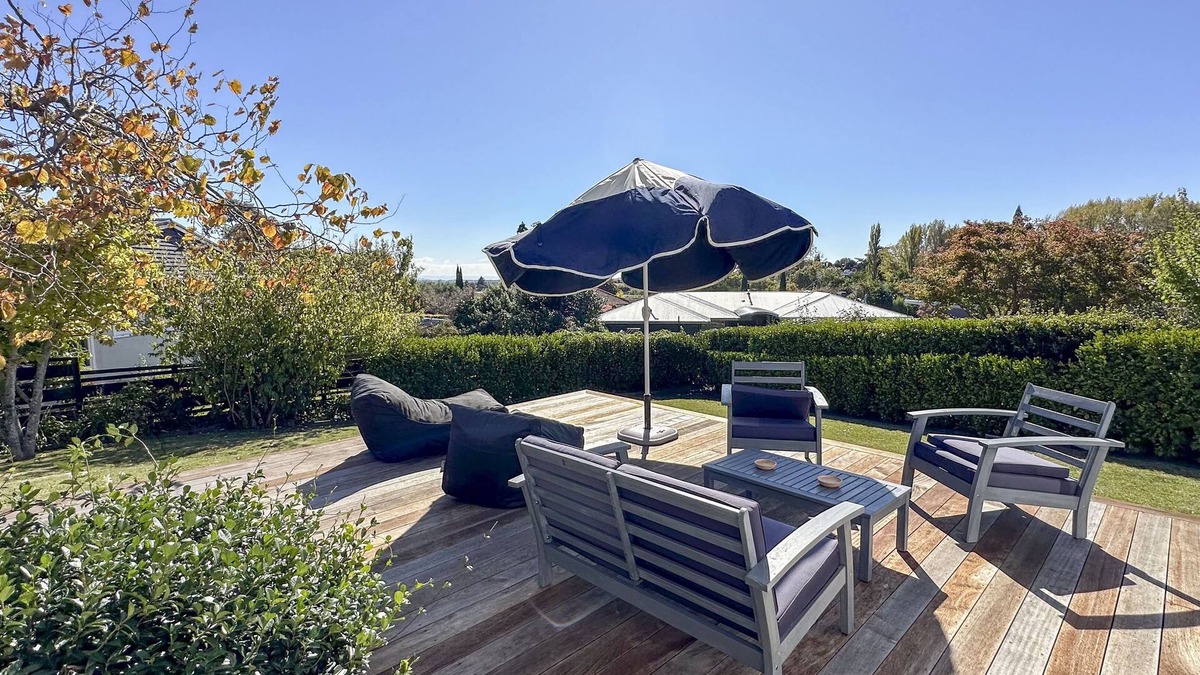 Havelock North House | Sunset Sanctuary - Havelock North Holiday Home