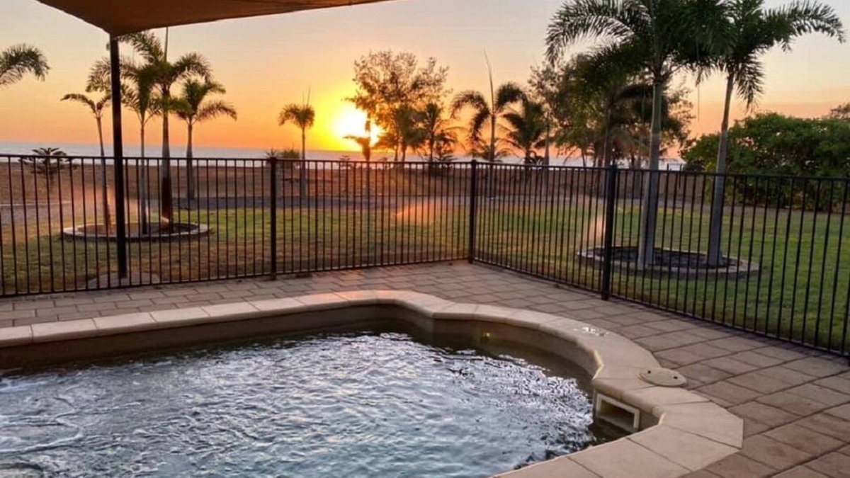 Dundee Beach House | Sunset Serenity Overlooking Fogg Bay