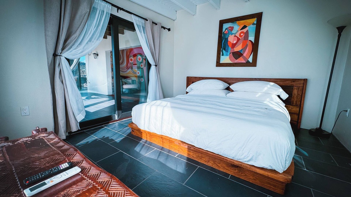 Hart Bay House | Sunset Shanti - artist's oasis with sunset view