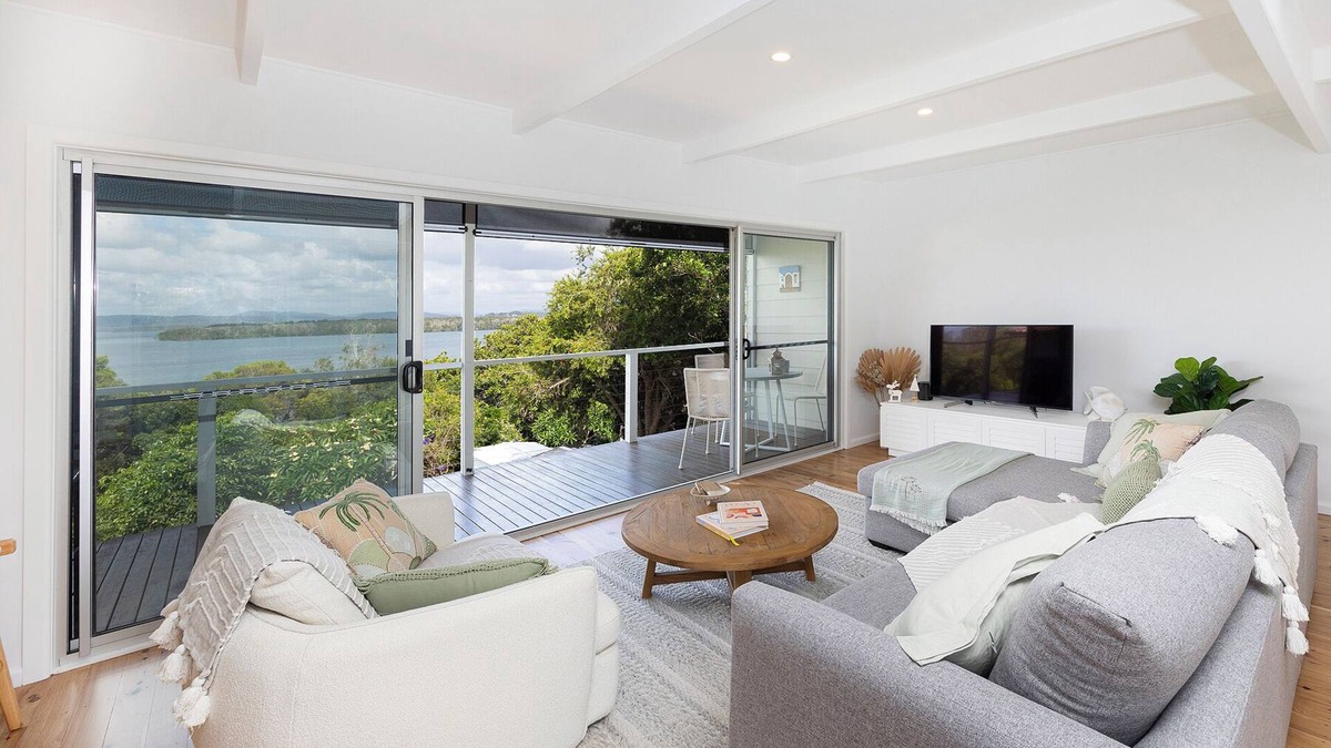 Green Point House | Sunset Shores - Between the ocean and the lake and far from the madding crowd