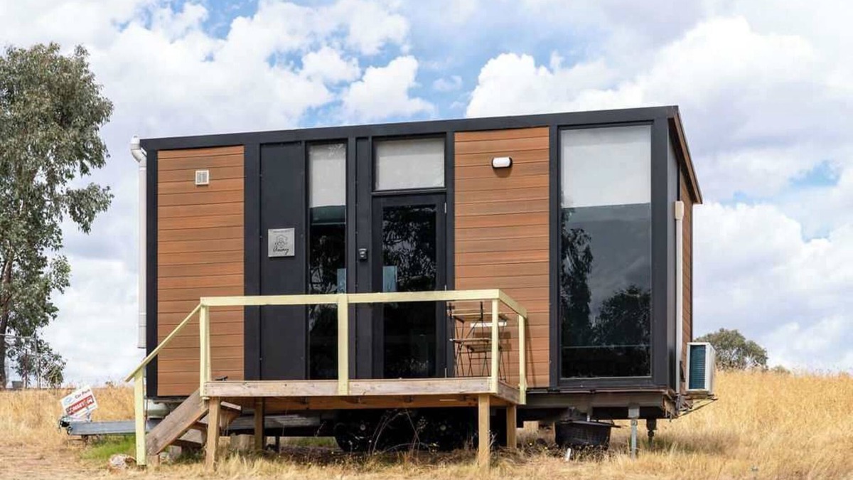 Balmattum House | Sunset View at Euroa by Tiny Away