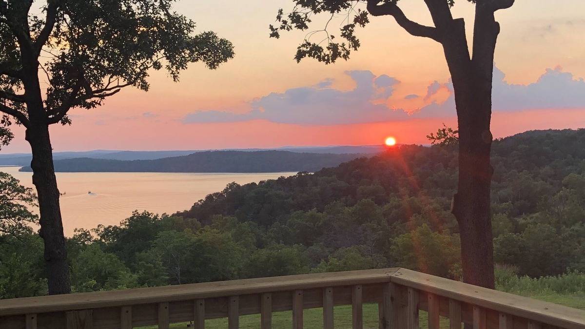 Gamaliel Cabin | Sunset View Cabin - Lake Norfork with large lakefront deck and yard