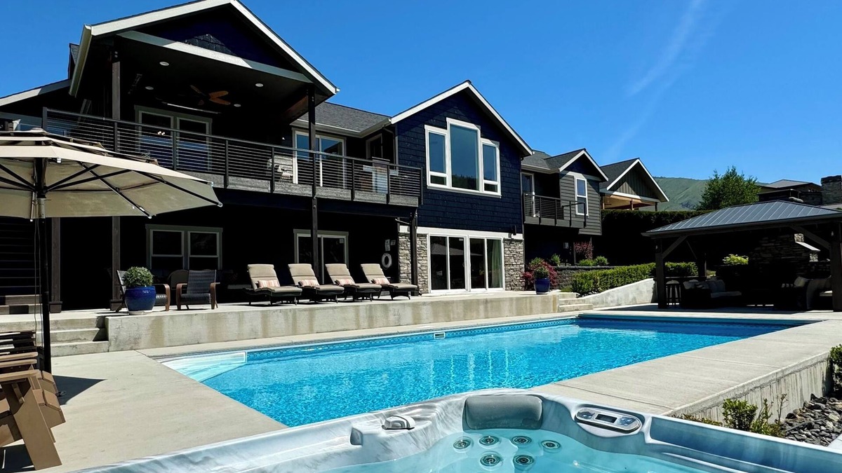 Orondo House | ~SUNSET VIEW LAKE HOUSE~ Lake front, dock on property, private pool & spa!