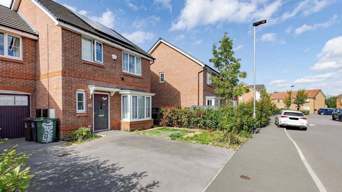 Bilston Apartment | Sunset View Retreat in Wednesbury fr WiFi car park