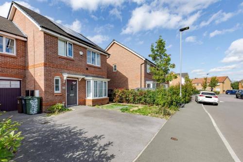 Wednesbury Apartment | Sunset View Retreat in Wednesbury fr WiFi car park