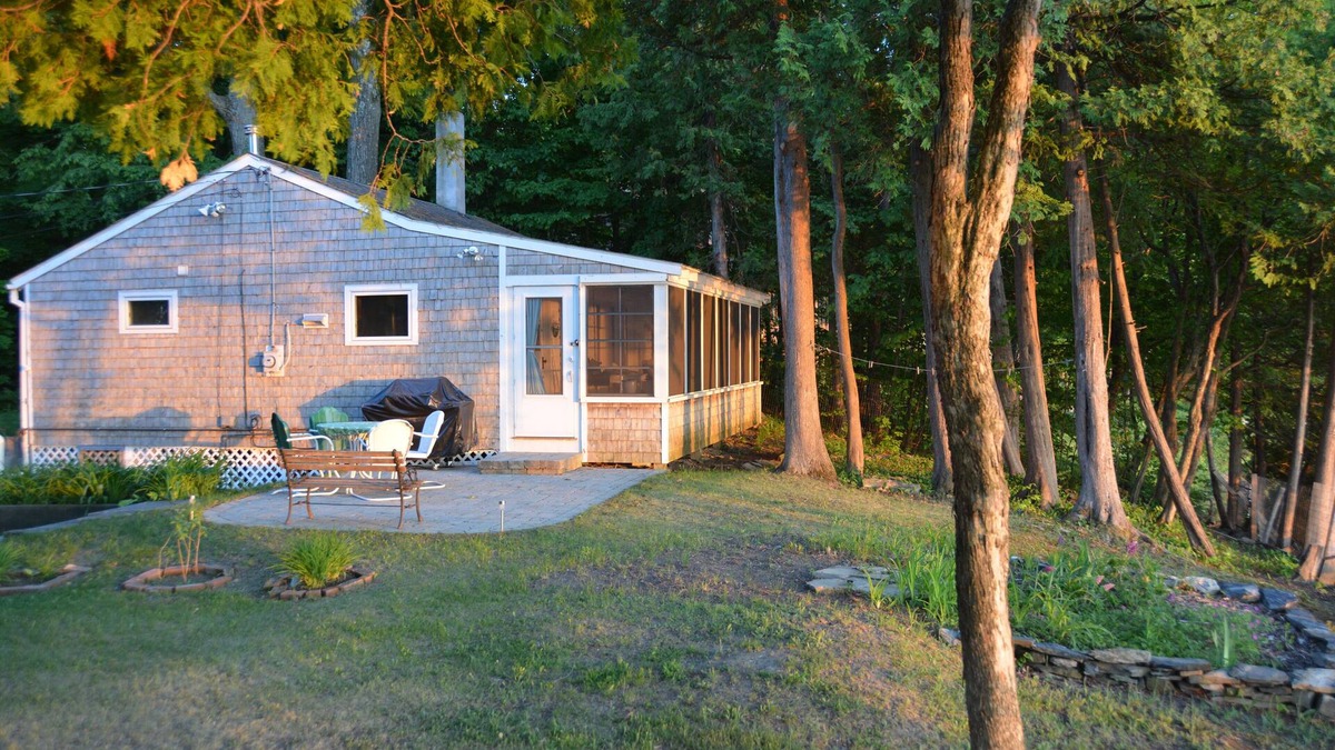 Malletts Bay Cottage | Sunset views and Private Beach on Lake Champlain