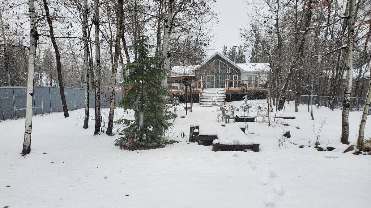 Beaconia Cottage | sunset views, private beach, hiking, ice fishing, marina, harbour, bbq, fire pit