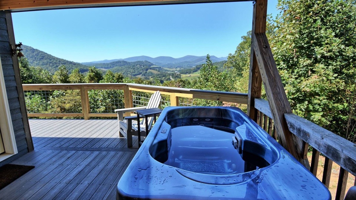 West Jefferson Ski Chalet | Sunset Vistas-Open for Bookings! 1 BR, Hot Tub, Views