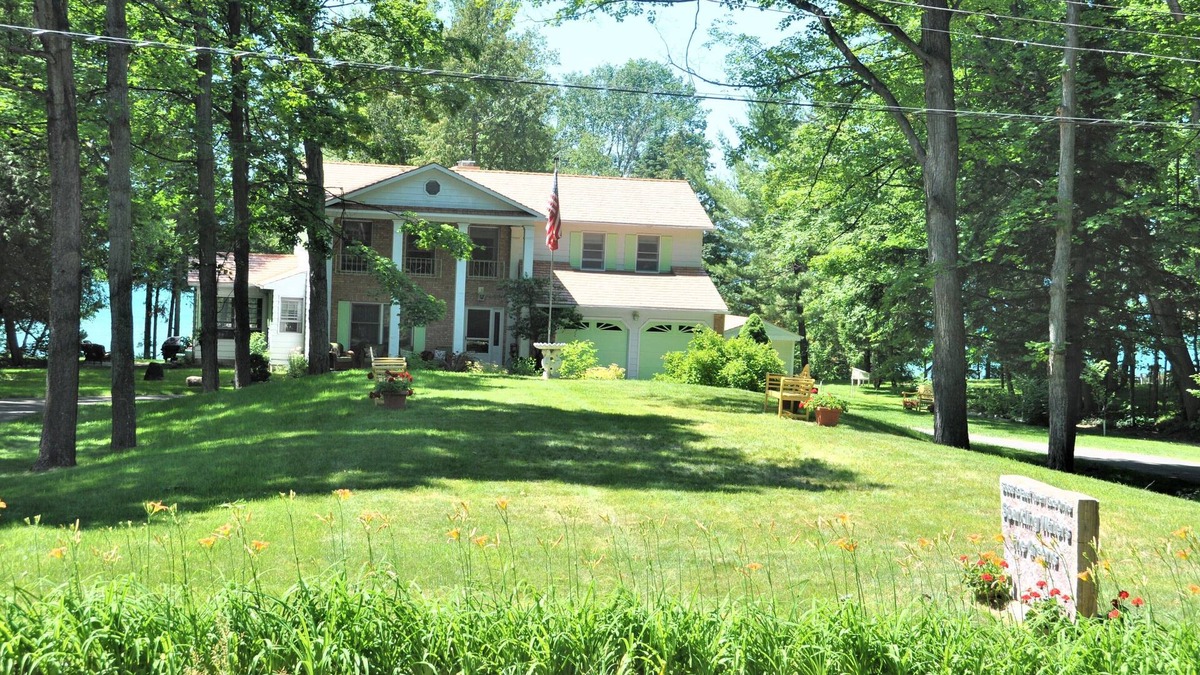 Clam River House | Sunsets,140' on Torch Lk,Lg Dock,Hot Tub,Tennis/Pickle Crt,Kayaks,Play/swing set